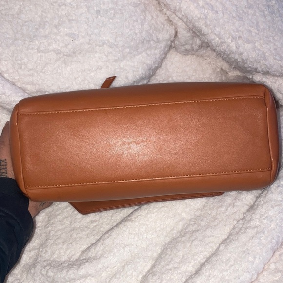 🤎🤎🤎🤎Universal thread Elegant Tan Leather Handbag
NWOT - Picture 7 of 7